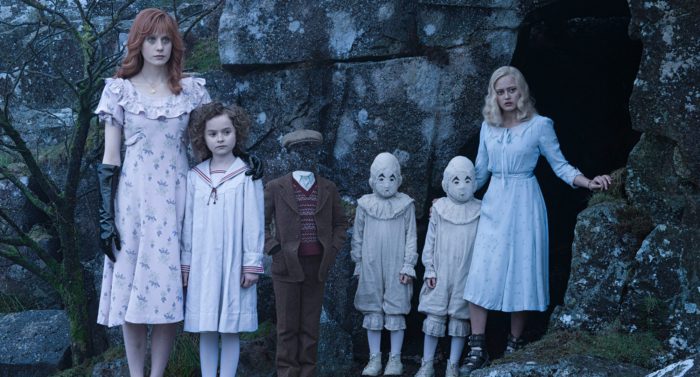 miss-peregrines-home-for-peculiar-children-group-image-dageeks